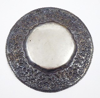 STŘÍBRNÝ VELKÝ RUČNĚ TEPANÝ DEKORATIVNÍ TÁC S PÁVY