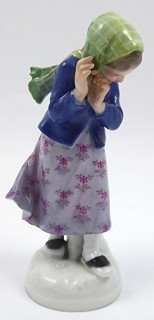 ALFRED KÖNIG (1871-1940) - DÍVENKA SE SNĚHOVOU KOULÍ - MÍŠEŇ