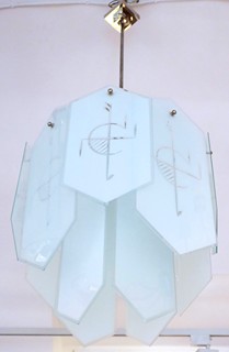 ART DECO DESIGNOVÝ LUSTR SE SEGMENTY VE TVARU VČELÍCH PLÁSTVÍ