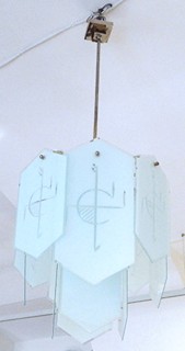 ART DECO DESIGNOVÝ LUSTR SE SEGMENTY VE TVARU VČELÍCH PLÁSTVÍ