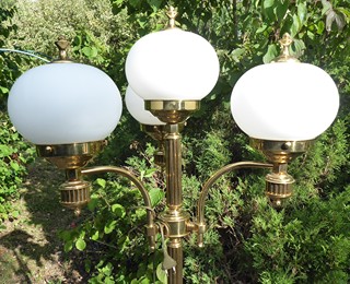 VYSOKÁ STOJACÍ MOSAZNÁ PODLAHOVÁ LAMPA