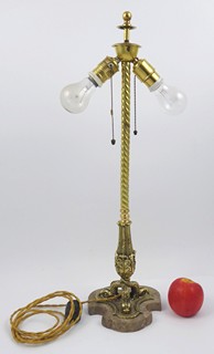 STOLNÍ MOSAZNÁ LAMPA S DELFÍNY