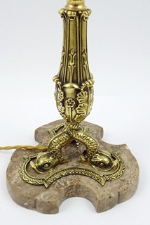 STOLNÍ MOSAZNÁ LAMPA S DELFÍNY