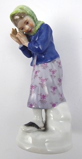 ALFRED KÖNIG (1871-1940) - DÍVENKA SE SNĚHOVOU KOULÍ - MÍŠEŇ