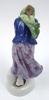 ALFRED KÖNIG (1871-1940) - DÍVENKA SE SNĚHOVOU KOULÍ - MÍŠEŇ