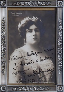FOTOGRAFIE EMY DESTINNOVÉ S VLASTNORUČNÍM PODPISEM