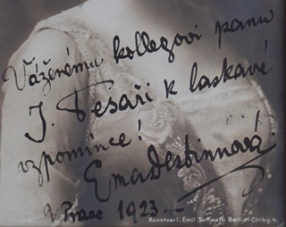 FOTOGRAFIE EMY DESTINNOVÉ S VLASTNORUČNÍM PODPISEM