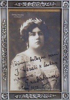 FOTOGRAFIE EMY DESTINNOVÉ S VLASTNORUČNÍM PODPISEM