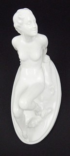 ELLY STROBACH (1908-2002) - ART DECO NAHÁ DÍVKA VE VLNÁCH - ROYAL DUX, DUCHCOV