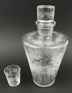 KARAFA S JEDNOU NÍZKOU SKLENIČKOU - VINNÁ RÉVA S HROZNY