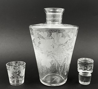 KARAFA S JEDNOU NÍZKOU SKLENIČKOU - VINNÁ RÉVA S HROZNY