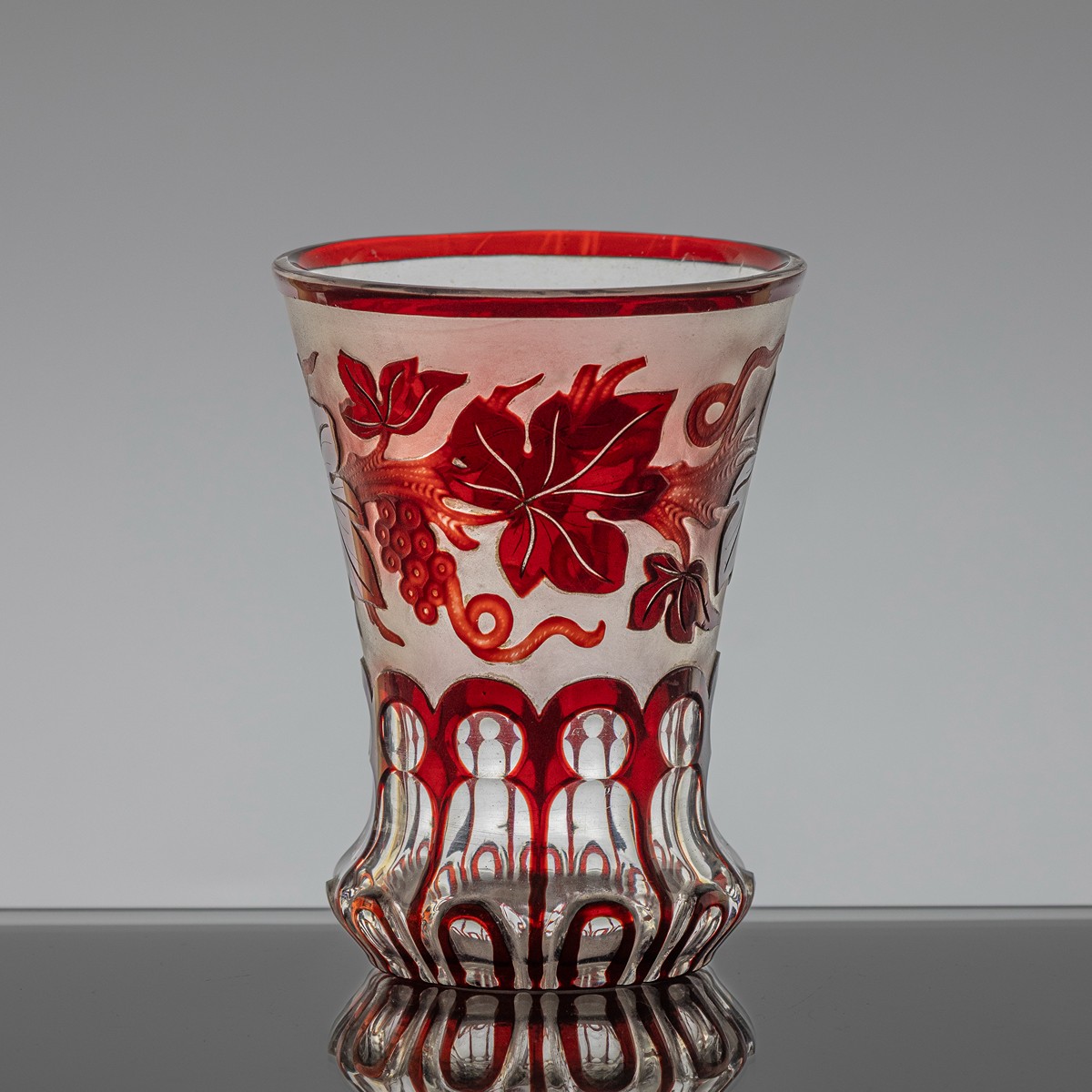 Číše s motivem vinné révy