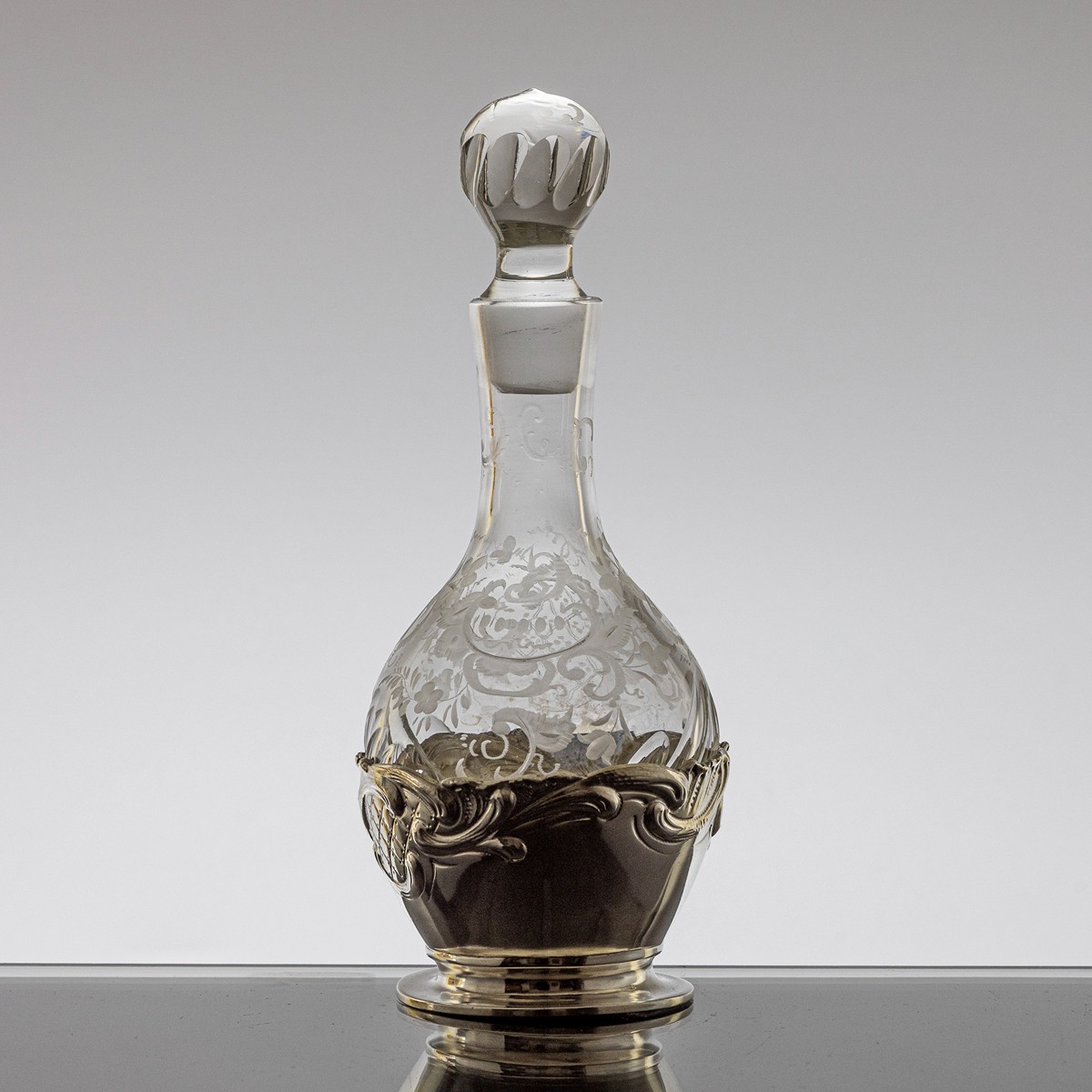 Karafa ve stříbrné montáži