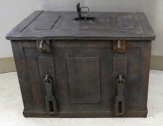 Kovaná vojenská truhla