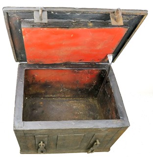 Kovaná vojenská truhla