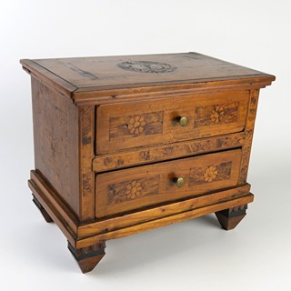 Biedermeierový model komody