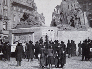 LADISLAV ŠALOUN (1870-1946) - POHLEDNICE HUSOVA POMNÍKU PŘED DOKONČENÍM