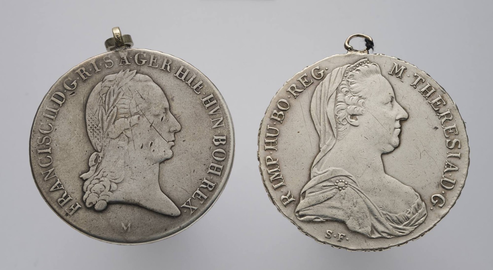 DVOJICE STŘÍBRNÝCH MINCÍ S OUŠKEM