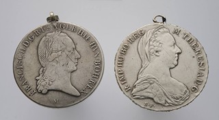 DVOJICE STŘÍBRNÝCH MINCÍ S OUŠKEM