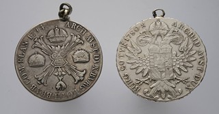 DVOJICE STŘÍBRNÝCH MINCÍ S OUŠKEM