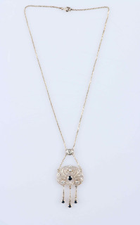 Kolier osazený diamanty a safíry