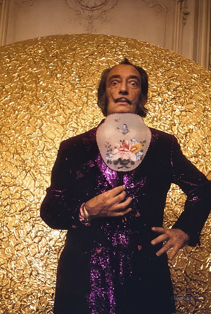 Václav Chochola (1923 - 1977) - Salvador Dalí s vějířem a modelem Slunce, apartmá hotelu Meurice Parisador