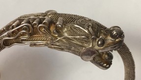 Stříbrný dámský náramek ve tvaru čínského draka