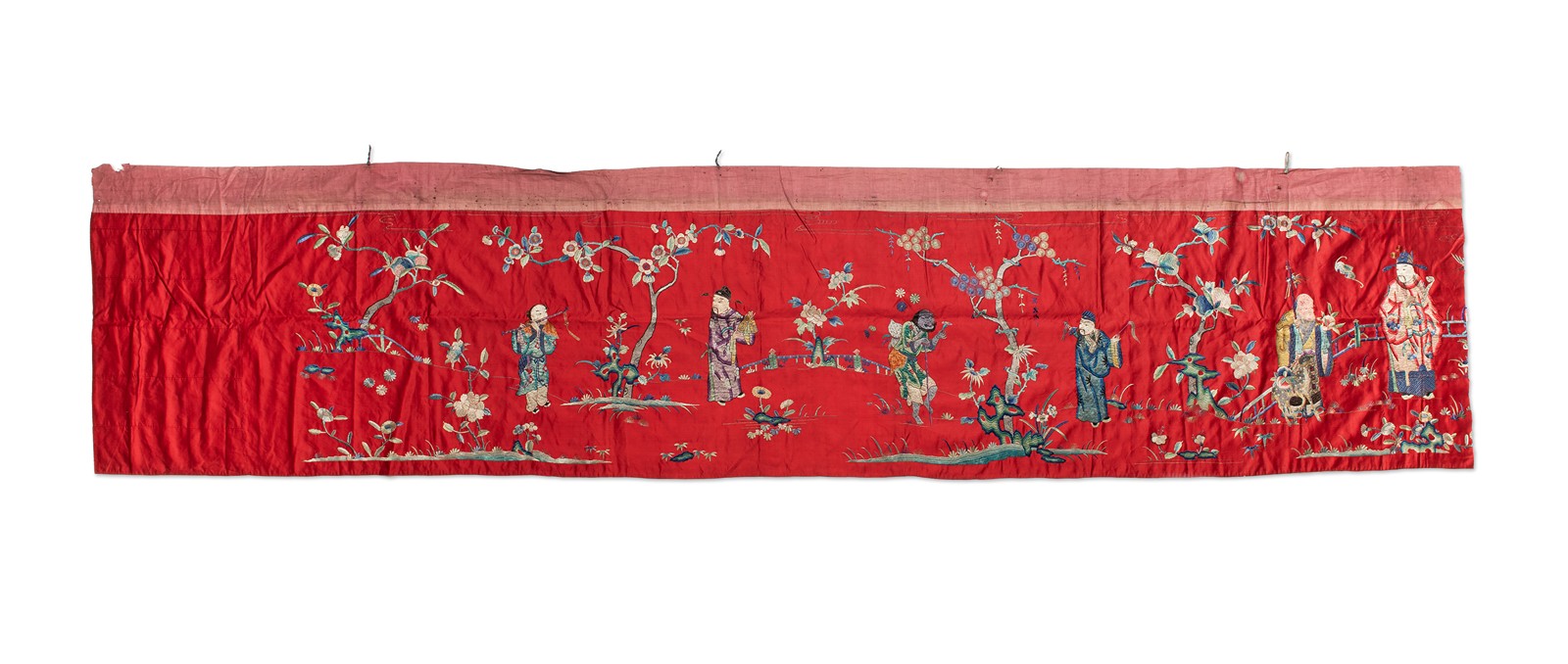 Dekorativní čínský textilní panel na červeném hedvábném podkladu, bohatě zdobený vícebarevnou výšivkou s figurálními motivy. | Čína