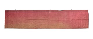 Dekorativní čínský textilní panel na červeném hedvábném podkladu, bohatě zdobený vícebarevnou výšivkou s figurálními motivy. | Čína