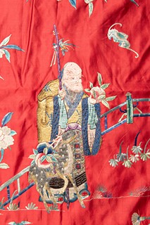 Dekorativní čínský textilní panel na červeném hedvábném podkladu, bohatě zdobený vícebarevnou výšivkou s figurálními motivy. | Čína