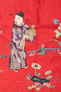 Dekorativní čínský textilní panel na červeném hedvábném podkladu, bohatě zdobený vícebarevnou výšivkou s figurálními motivy. | Čína