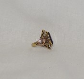 Prsten s fialovým kamenem