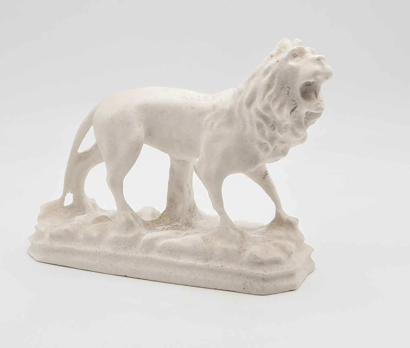Alabastrová soška lva