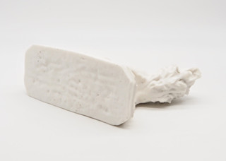 Alabastrová soška lva