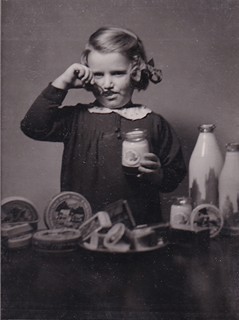 Bohumil Šťastný (1905 - 1991) - Dívka s jogurtem