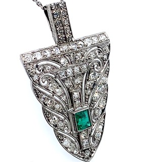 Luxusní platinový přívěs s diamanty a smaragdem | Art deco