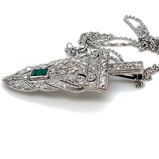 Luxusní platinový přívěs s diamanty a smaragdem | Art deco