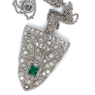 Luxusní platinový přívěs s diamanty a smaragdem | Art deco