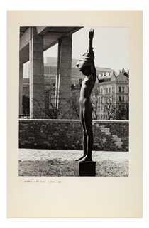 Jiří Kryštůfek (1932 - 2016) - Svlékání (velká sádrová plastika)