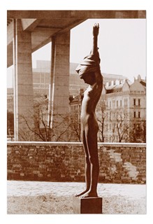 Jiří Kryštůfek (1932 - 2016) - Svlékání (velká sádrová plastika)