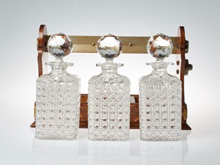 Art deco sada tří skleněných karaf na alkohol - Tantalus