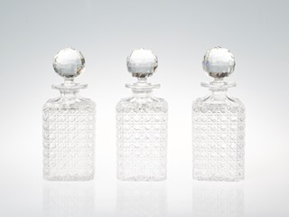 Art deco sada tří skleněných karaf na alkohol - Tantalus