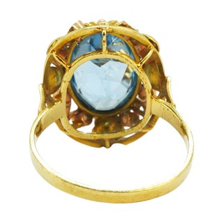 Zlatý prsten s kytičkami a modrým spinelem