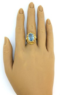 Zlatý prsten s kytičkami a modrým spinelem