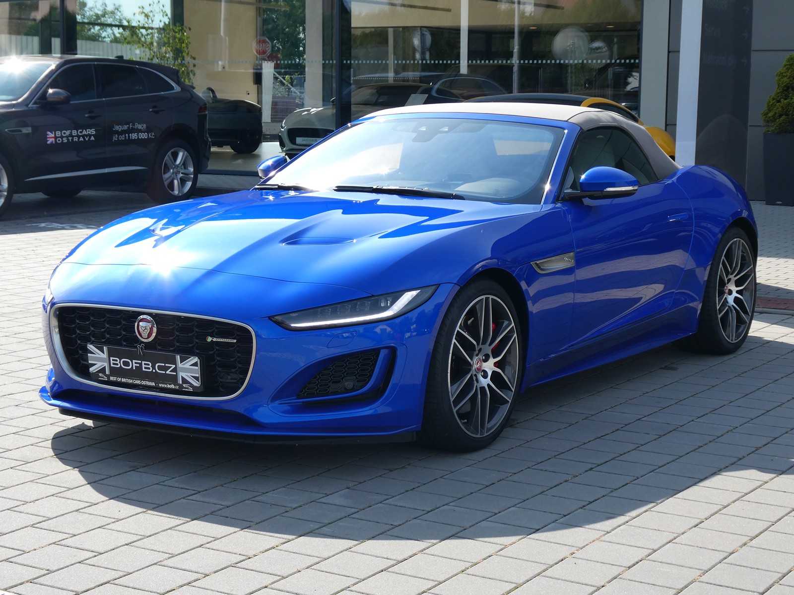 Jaguar F-Type P450 R-Dynamic RWD cabrio - Aukce supersportů, závodních ...