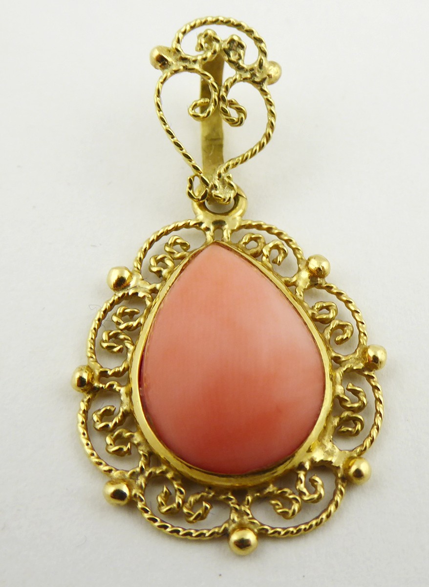 ZLATÝ PŘÍVĚS S PŘÍRODNÍM RŮŽOVÝM KORÁLEM - NEAPOL, ITÁLIE