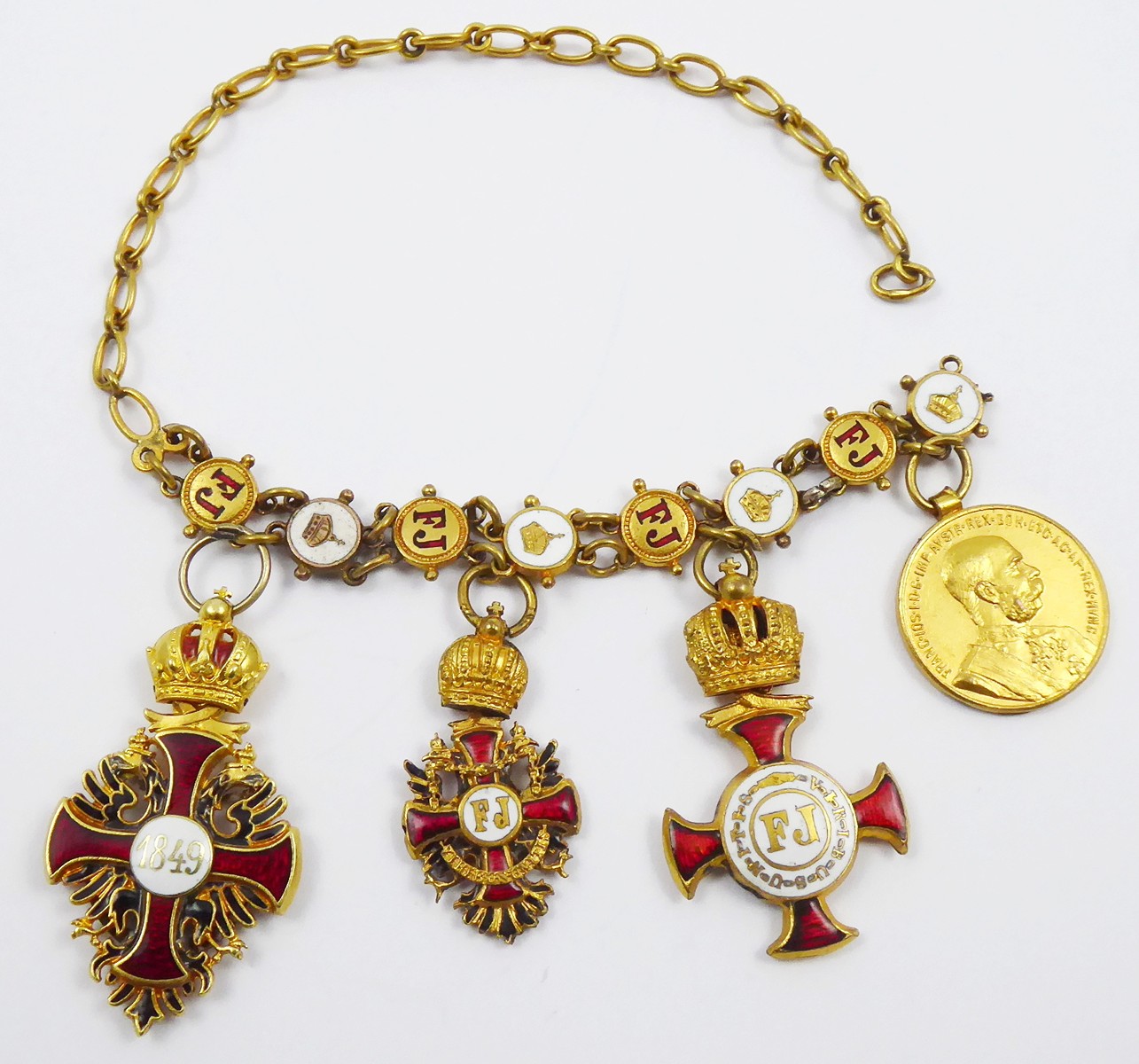 ZLATÁ MINIATURA ŘÁDU FRANTIŠKA JOSEFA S ŘETÍZKEM, POZLACENOU MINIATUROU ŘÁDU FRANTIŠKA JOSEFA, MINIATUROU ZÁSLUŽNÉHO KŘÍŽE S KORUNOU, MINIATUROU SIGNUM MEMORIAE