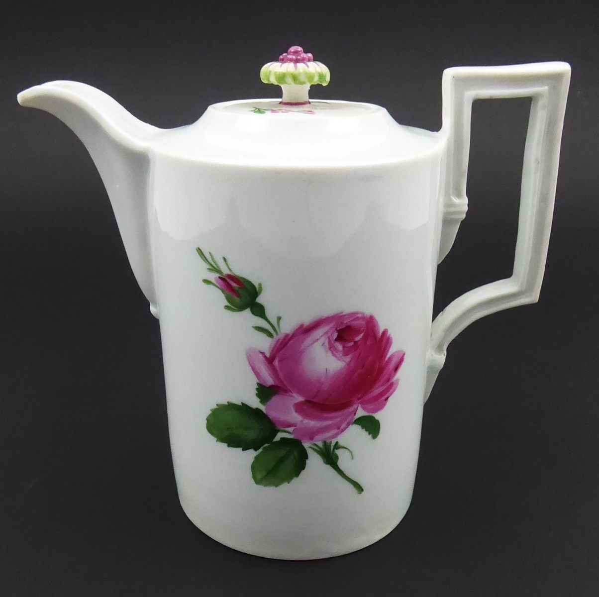 MÍŠEŇSKÁ KONVIČKA S RŮŽÍ A KVĚTINAMI V KLASICISTNÍM STYLU