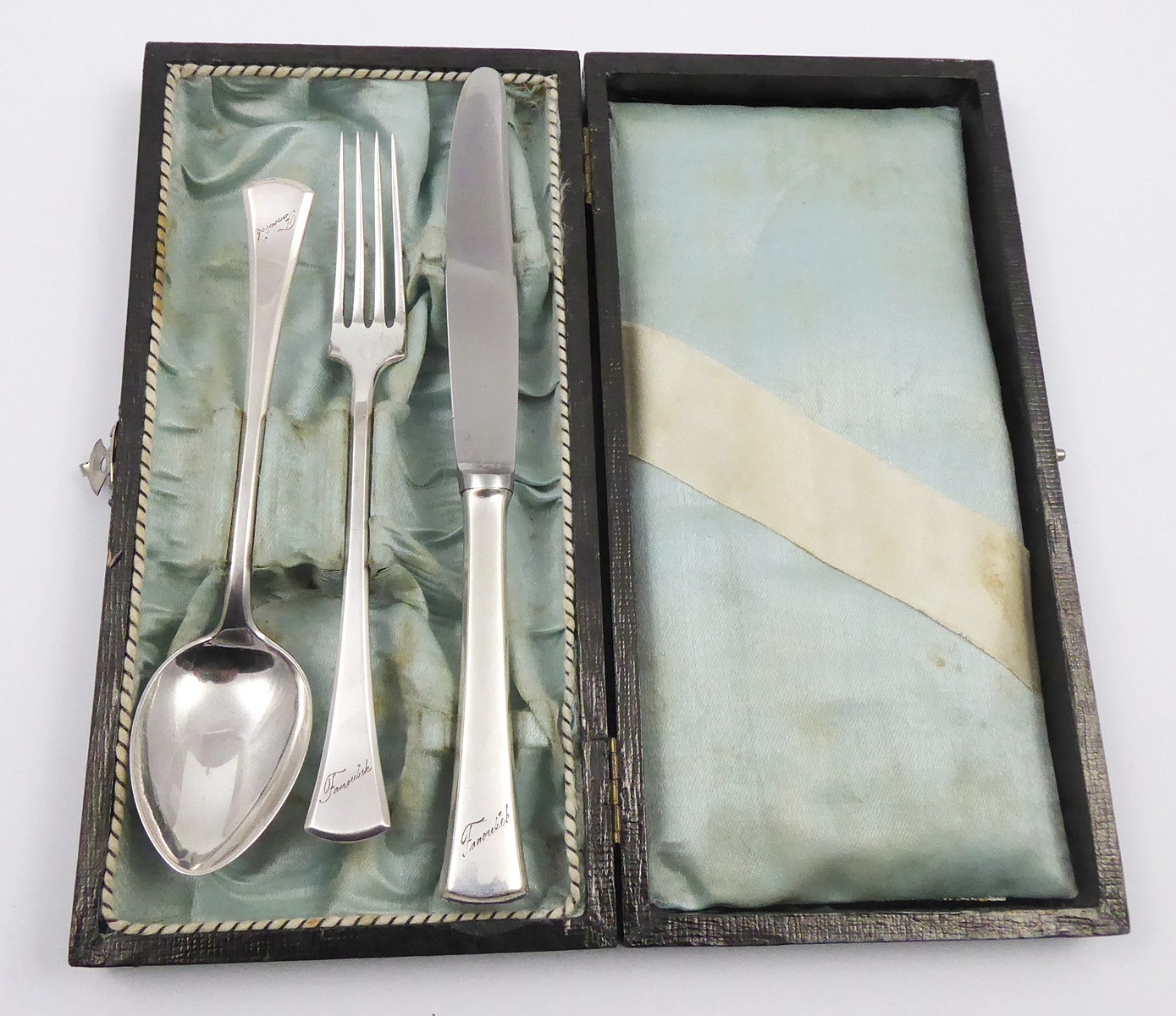 STŘÍBRNÝ PŘÍBOR V KAZETĚ S GRAVÍROVANÝM JMÉNEM FRANTIŠEK