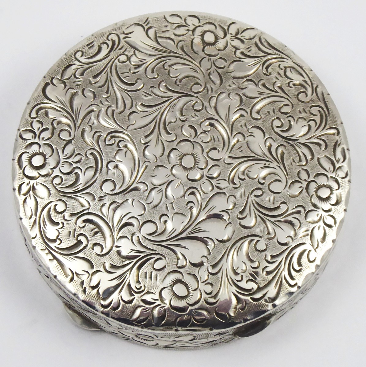 STŘÍBRNÁ KULATÁ PUDŘENKA MENŠÍCH ROZMĚRŮ